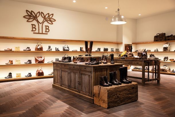 Schnueriger_Schreinerei_Innenausbau-Ladenbau-Referenzen-BenciBrothers_Store_Zug